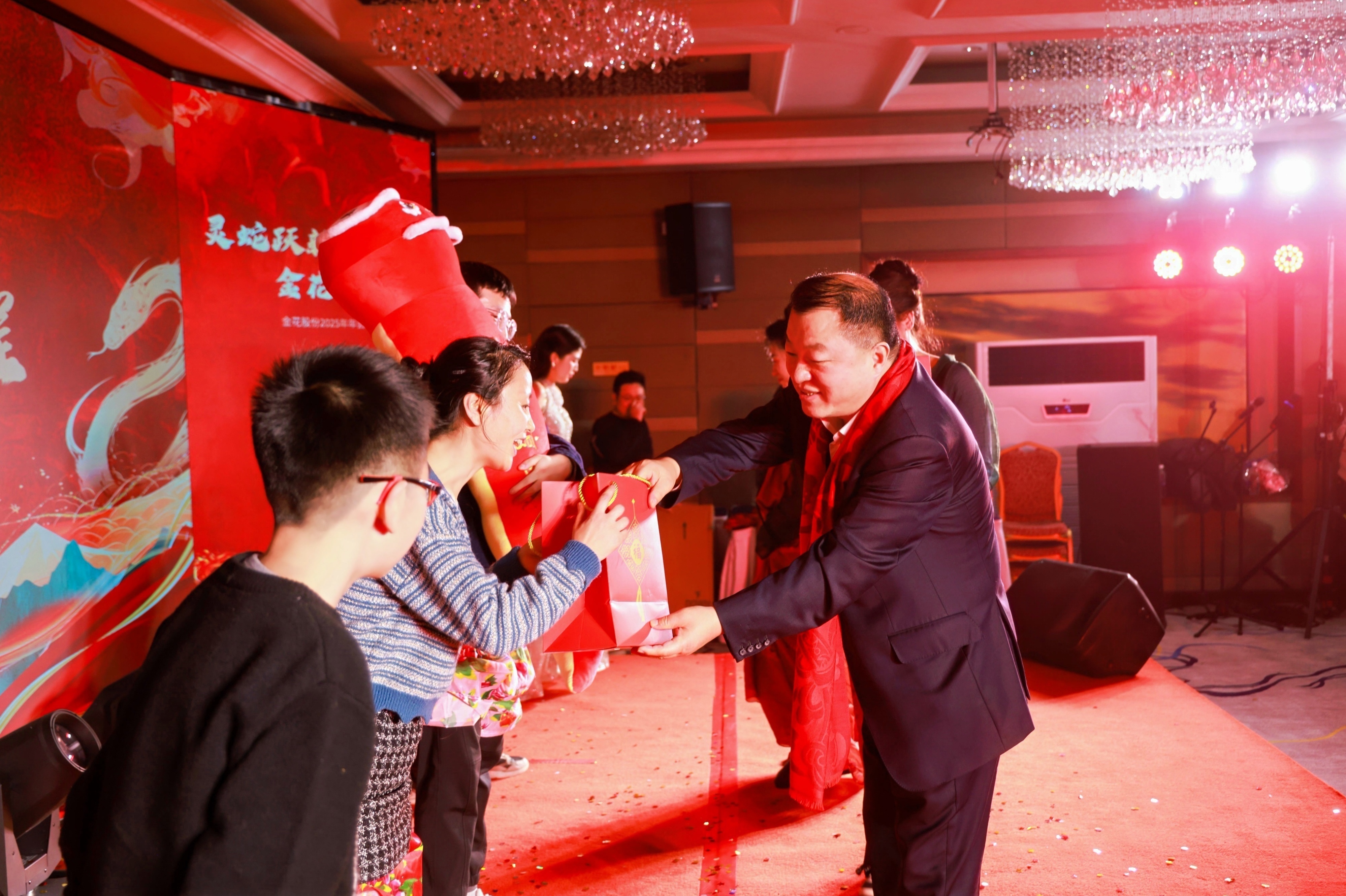 298������վ�ɷ�2025�����